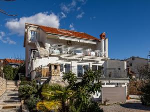 Apartments with a parking space Kostrena, Rijeka - 14285 