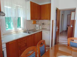 Apartments by the sea Postira, Brac - 22206