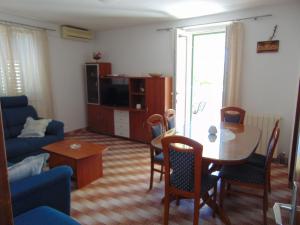 Apartments by the sea Postira, Brac - 22206