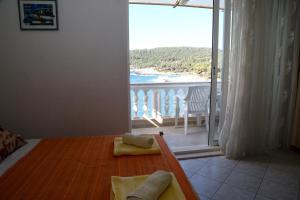 Apartments by the sea Milna, Hvar - 22619
