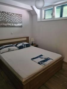 Apartments by the sea Kastel Luksic, Kastela - 22651