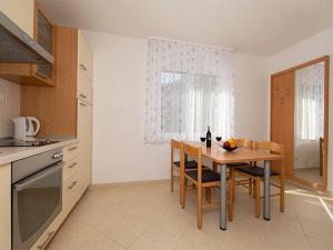 Apartments by the sea Igrane, Makarska - 17292