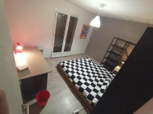 Sejours chez l'habitant Chambre Calme meuble proche aeroport rocade : photos des chambres