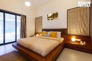 Edens Estate by StayVista - Featuring cozy rooms with a private pool, and modern interiors for a delightful stay