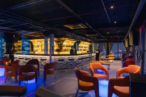 MAY DE VILLE Lakeside Hotel