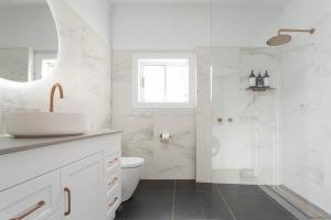 Historic Beauty in the CBD with Parking & WiFi