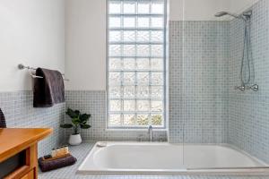 Magnolia House: Near the Cataract Gorge & Parking