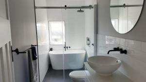 Entertainers Delight In Invermay