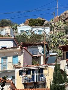 Stunning 1 bed Poros house presented by Lazydaze.