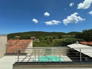 Casa na região dos lagos, Com piscina, Para 8 Pessoas. - Itaí