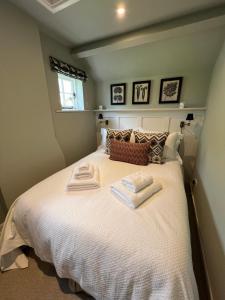 Cotswolds Manor Gatehouse with Log Burner