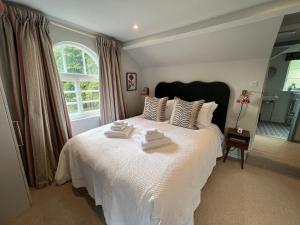 Cotswolds Manor Gatehouse with Log Burner