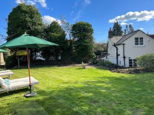 Cotswolds Manor Gatehouse with Log Burner
