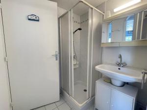 Maisons de vacances Maison a 300m de la plage, avec terrasse, parking privatif, animaux admis ! - FR-1-231-140 : photos des chambres