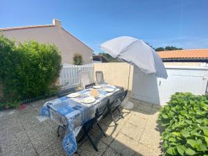 Maisons de vacances Maison a 300m de la plage, avec terrasse, parking privatif, animaux admis ! - FR-1-231-140 : photos des chambres
