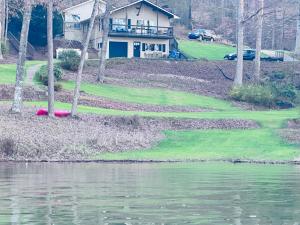 Cozy, Lake Lanier property with amazing views