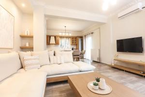 Emerald Escape, Sinarades