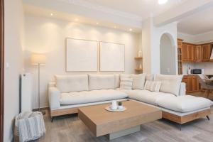 Emerald Escape, Sinarades