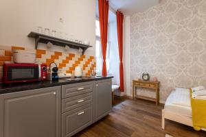 Compact Studio Near Center by HM