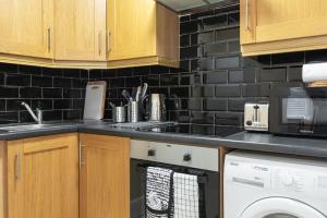 Central 1BED APT RELIABLE FAST WIFI & TV