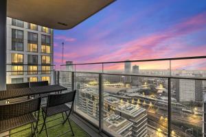 Elegant 2BR flat on 20th floor near many attractions