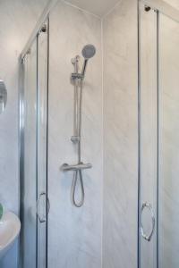 Modern - 2 Bed - Free Parking- by Holiday Homes