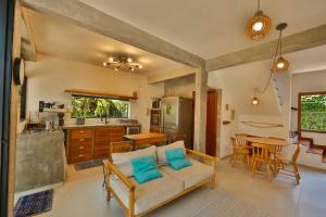 Conforto na Praia do Puruba - 5 quartos, completa, 200m do mar