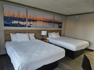Queen Room with Two Queen Beds - Smoking room in Days Inn by Wyndham Washington
