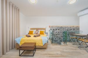 Chalé Henrique - Beachfront apartments at Calheta Beach