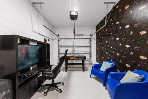 6 Bedrooms 5 Bathrooms Storey Lake 2809 Bd