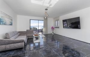 2 Bedroom Beautiful Apartment In Lovran 