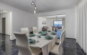 2 Bedroom Beautiful Apartment In Lovran 