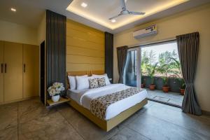 SaffronStays Blueberry - 4BR Panchgani villa with pool, bar lounge & terrace, lush garden vibes for family celebrations