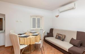 1 Bedroom Lovely Apartment In Lovran 