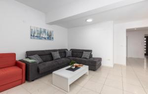 3 Bedroom Stunning Apartment In Lovran 