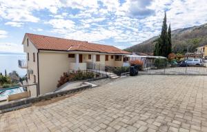 3 Bedroom Stunning Apartment In Lovran 