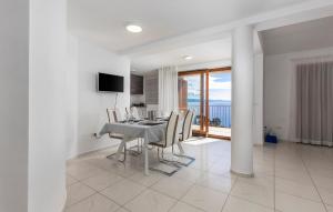 3 Bedroom Stunning Apartment In Lovran 