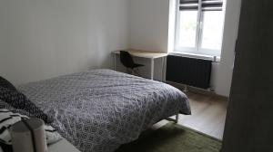 Maison de 100 M2 équipée de 4 chambres.