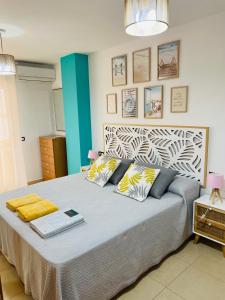 APARTAMENTO SITUADO EN EL CENTRO CON 3 HABITACIONES, DISPONE DE AIRE ACONDICIONADO Y WIFI A 150m DE LA PLAYA Y EL CASTILLO