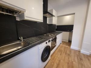 4 Bedroom House - Free Parking, Great access to London, Herts, Essex