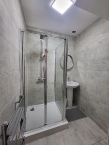 4 Bedroom House - Free Parking, Great access to London, Herts, Essex