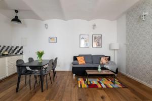 Neat 1BR Duplex by Metro and Center by HM