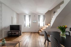 Neat 1BR Duplex by Metro and Center by HM