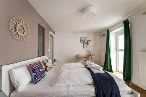 Neat 1BR Duplex by Metro and Center by HM