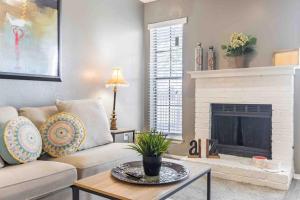 Cute One Bedroom Apartment with Balcony