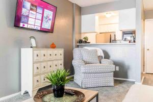 Cute One Bedroom Apartment with Balcony