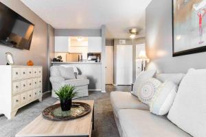 Cute One Bedroom Apartment with Balcony