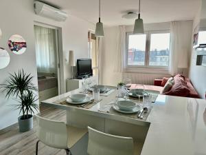 City Break Apartment - PRIVATE GARAGE, AC, BALCONY
