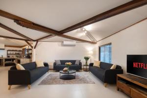 Private 7 Bed, 7,5 Bath, Hazel Villa with Pool, close to the beach