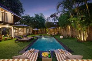 Private 7 Bed, 7,5 Bath, Hazel Villa with Pool, close to the beach